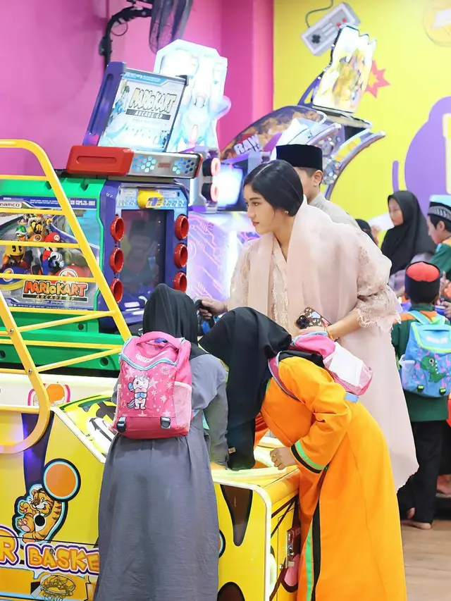 6 Gaya Anggun Erina Gudono Kenakan Kebaya dan Kerudung saat Buka Puasa Bareng Anak-anak Yatim