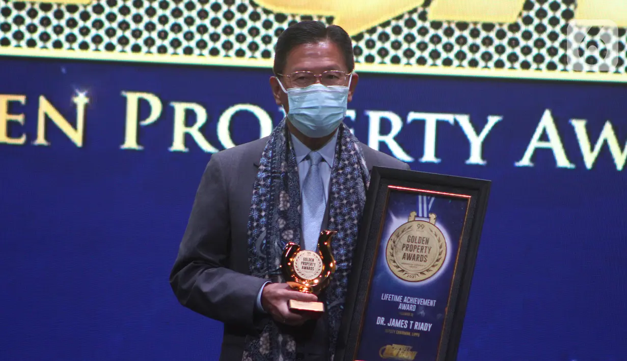 Deputy Chairman Lippo Group James T Riady meraih Lifetime Achievement Golden Property Award 2021 yang digelar 99 group dan Indonesia Property Watch (IPW) di Jakarta, Kamis (21/10/2021). IPW diselenggarakan secara independen dengan metode penilaian berbasis riset dan survei. (Liputan6.com/HO/Lippo)