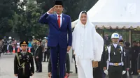 Presiden Joko Widodo atau Jokowi beserta Ibu Negara Iriana menghadiri pemakaman istri presiden ke-6 RI Susilo Bambang Yudhoyono (SBY), Ani Yudhoyono di Taman Makam Pahlawan (TMP) Kalibata, Jakarta, Minggu (2/6/2019). (Liputan6.com/JohanTallo)