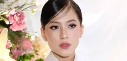 Makeup Zara Adhisty di hari pernikahan. [@anandachrstie]