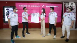 Chief Brand Officer Smartfren Roberto Saputra, Deputy CEO Djoko Tata Ibrahim, Co-Founder Genesis Dogma Grace Blessing, Fendi ‘BangPen' dan Chief Gaming Officer Andrew Tobias menunjukkan jersey terbaru yang akan dikenakan tim Genesis Dogma di Jakarta, Kamis (20/1/2022). (Liputan6.com/HO/Agus)