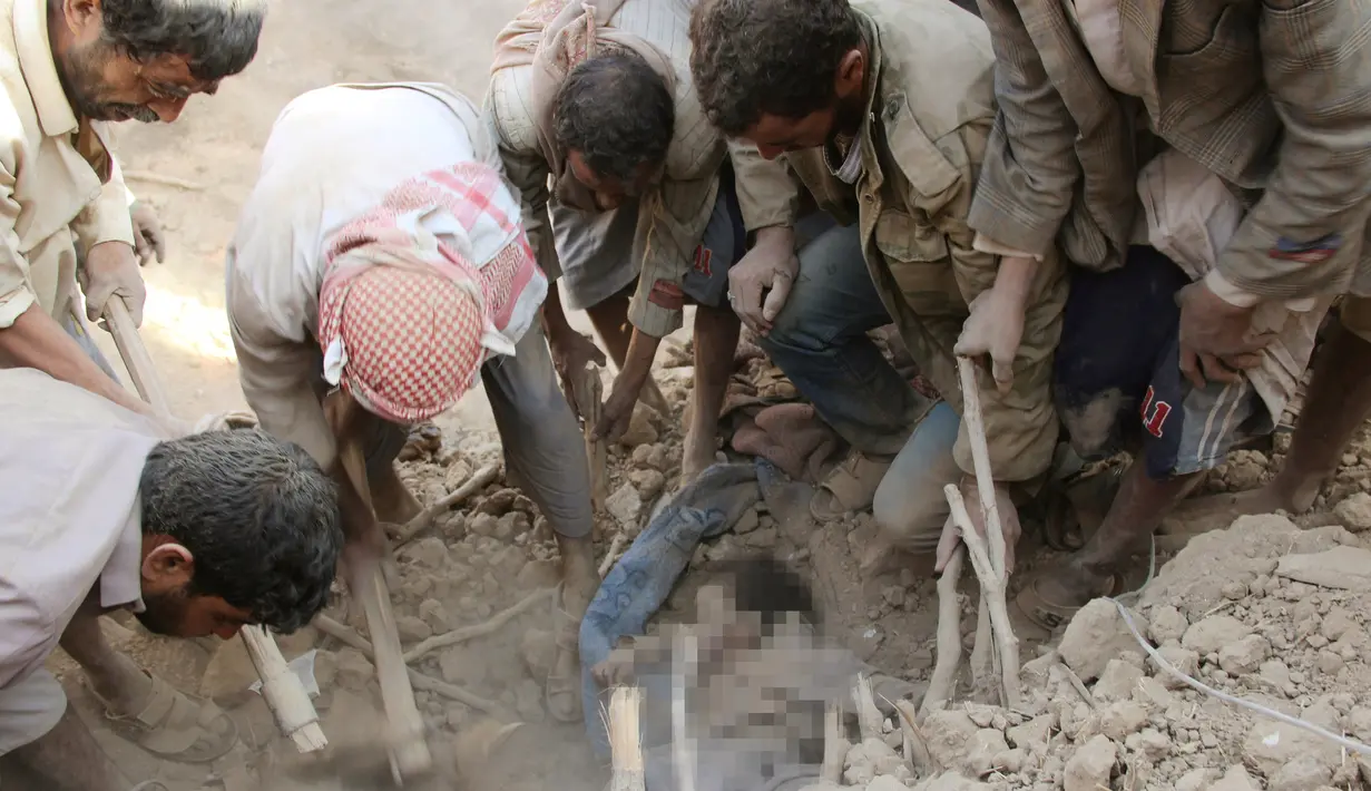 Seorang bocah ditemukan tertimbun puing usai serangan udara oleh Jet Tempur Saudi di Sanaa, Yaman, Rabu (31/8). Serangan tersebut ditujukan untuk melemahkan kelompok Houthi. (REUTERS / Naif Rahma) 