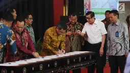 Menkumham, Yasonna H Laoly (kedua kanan) menyaksikan penandatanganan MoU TISC dengan 17 perguruan tinggi jelang membuka Pasar Inovasi dan Kreativitas di Graha Pengayoman, Jakarta, Selasa (31/10). (Liputan6.com/Helmi Fithriansyah)