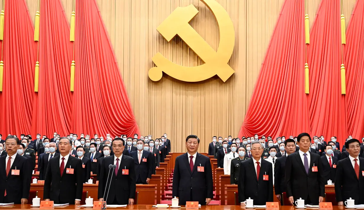 Para pemimpin Partai Komunis China, dari kiri Zhao Leji, Wang Yang, Perdana Menteri Li Keqiang, Presiden Xi Jinping, Mantan Presiden Hu Jintao, Li Zhanshu dan Wang Huning menghadiri upacara pembukaan Kongres Nasional Partai Komunis Tiongkok ke-20 di Aula Besar Rakyat di Beijing, Minggu (16/10/2022). China pada hari Minggu membuka konferensi partai dua kali satu dekade di mana pemimpin Xi Jinping diperkirakan akan menerima masa jabatan lima tahun ketiga yang melanggar presiden baru-baru ini dan menjadikan dirinya sebagai orang China yang paling kuat. politikus sejak Mao Zedong.(Li Xueren/Xinhua via AP)
