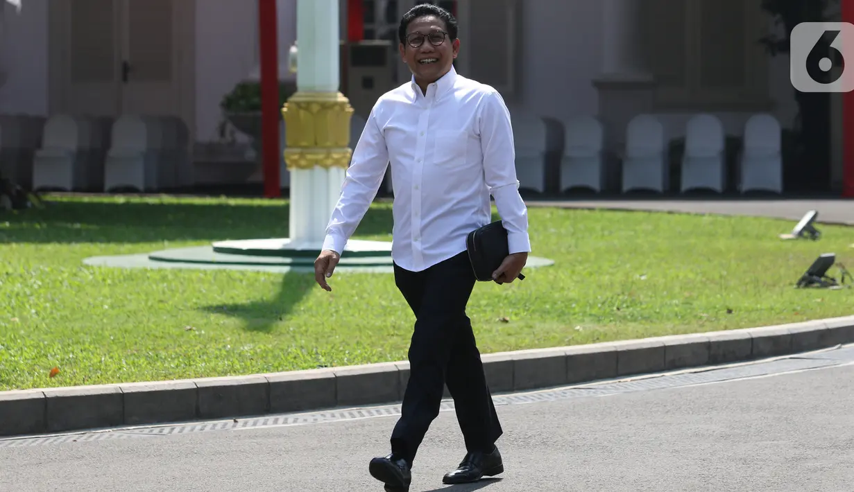 Ketua DPRD Jawa Timur fraksi PKB Abdul Halim Iskandar tersenyum saat tiba di Istana Kepresidenan, Jakarta, Selasa (22/10/2019). Kakak dari Ketum PKB Muhaimin Iskandar itu tampil berkemeja putih seperti calon-calon menteri yang dipanggil Presiden Joko Widodo. (Liputan6.com/Angga Yuniar)