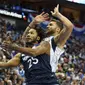 Aksi Derrick Rose (no 25) berduel dengan JJ Barea saat Timberwolves bertemu Mavericks di laga NBA (AP)