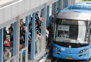 Bus Transjakarta menaikan penumpang di halte Tosari, Jakarta, Jumat (30/12). Koridor 1 (Blok M-Kota) dan Koridor 5 (Kampung Melayu-Ancol) akan menjadi fokus pelayanan pada malam tahun baru. (Liputan6.com/Yoppy Renato)