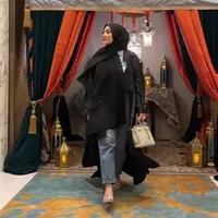 Margin Wieheerm tampil memadukan outfit berwarna hitam dengan celana jeans. Margin memadukan kaus dengan celana jeans, yang kemudian ditumpuknya mengenakan long outer dan hijab hitam polos. [Foto: Instagram/marginw]