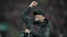 Pelatih Liverpool, Jurgen Klopp merayakan kemenangan atas Chelsea setelah final Carabao Cup 2023/2024 di Stadion Wembley, Inggris, Minggu (25/02/2024). The Reds menang atas Chelsea dengan skor 1-0 melalui gol Virgil Van Dijk pada menit ke-118. (AP Photo/Alastair Grant)