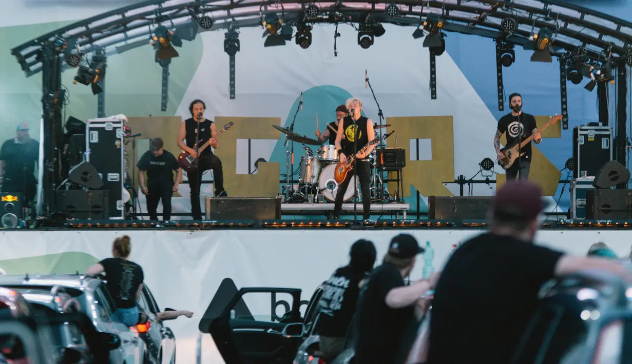 Orang-orang menonton konser drive-in dari kendaraan mereka di Bonn, Jerman, Sabtu (13/6/2020). Konser tersebut digelar dengan langkah-langkah ketat bagi para penikmat musik sambil menjaga jarak sosial. (Xinhua/Tang Ying)