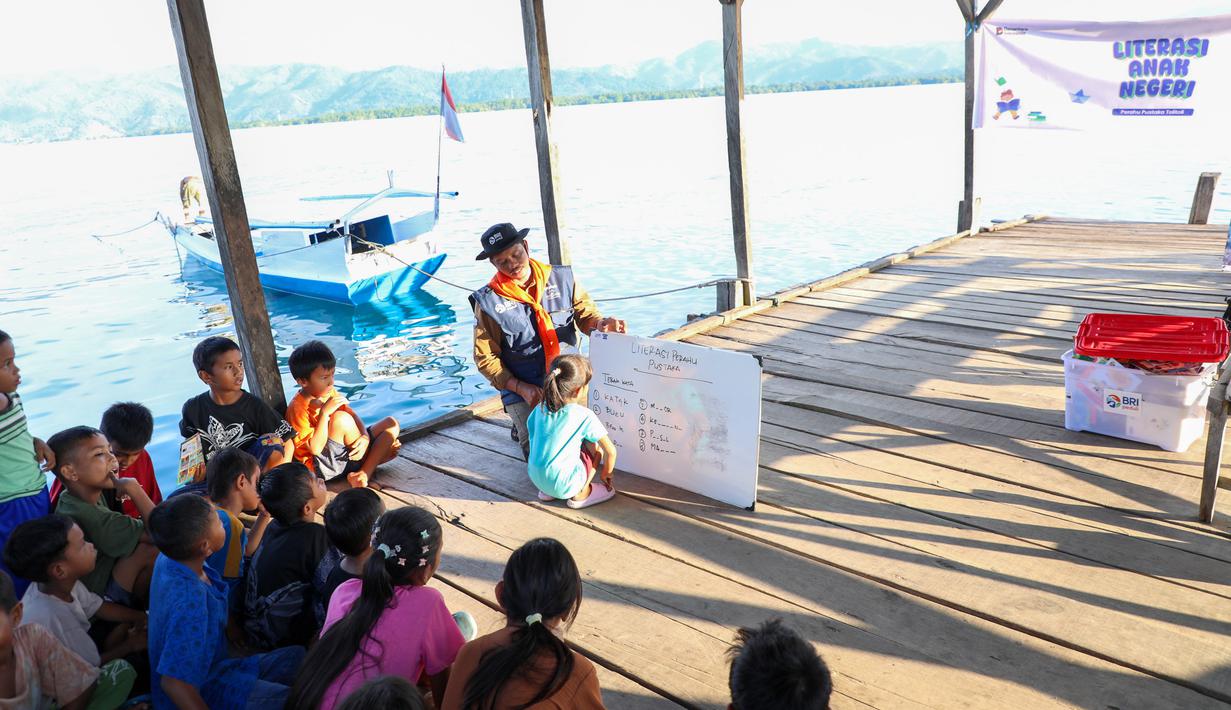 Anak-anak di pesisir Tolitoli antusias mengikuti kegiatan belajar interaktif. (Adv/BRI)