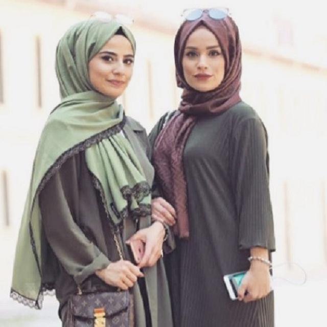 Tampil Serasi Bareng Sahabat Dengan Busana Monokrom Ala Hijaber Fashion Beauty Liputan6 Com