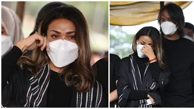 Nirina Zubir saat pemakaman ayahnya
