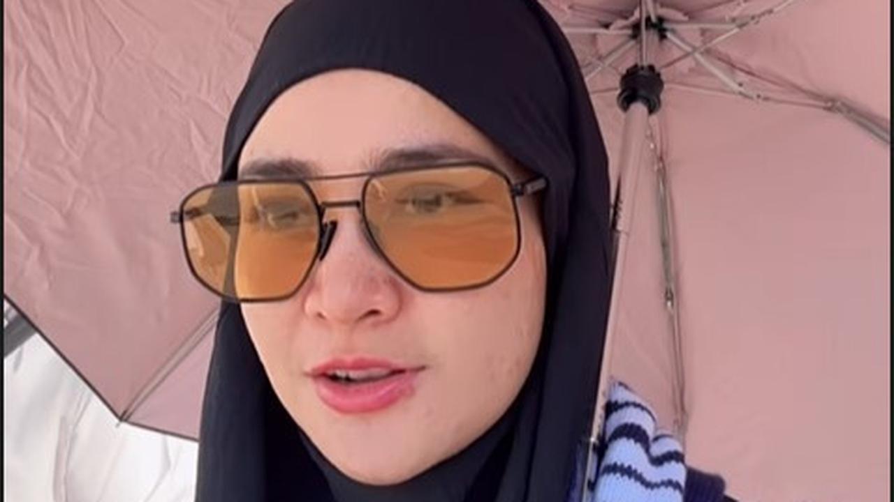 9 Potret Michelle Ziudith Berpenampilan Syar'i saat Umrah, Makin Sukses Berkat Ipar Adalah Maut