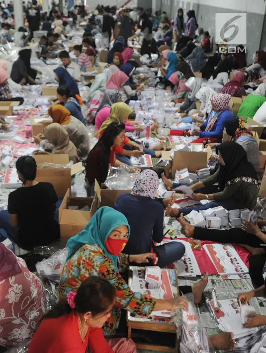 Sejumlah warga melipat dan menyortir surat suara pemilihan Gubernur dan Wakil Gubernur Jawa Barat  2018 di gudang logistik KPU Kabupaten Bogor di Cibinong, Jawa Barat (25/5). (Merdeka.com/Arie Basuki)