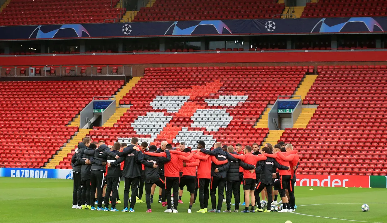 Suasana latihan Red Bull Salzburg di stadion Anfield, Inggris (1/10/2019). Red Bull Salzburg akan bertanding melawan Liverpool pada grup E Liga Champions. (AFP Photo/Lindsey Parnaby)