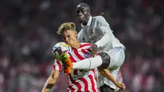 Kemenangan 3-0 Barcelona atas Elche pada Sabtu (17/09/2022), belum mampu menggeser Real Madrid dari puncak klasemen Liga Spanyol 2022/2023. Meski melakoni laga berat bertajuk Derbi Ibu Kota, El Real berhasil mencuri kemenangan 2-1 dari kandang Atletico Madrid. (AP/Manu Fernandez)