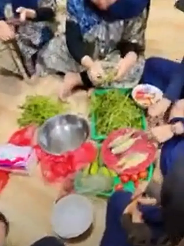 Potret keluarga besar Rizki DA sedang masak (Sumber: Instagram/da2_rizki123)