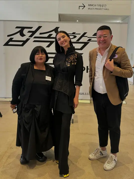 Ia memadukan kemeja hitam dengan embellishment yang dipadukan dengan korset dan celana panjang. [@ralineshah]