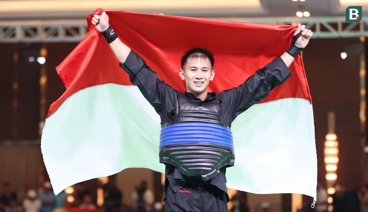 Ini emas pertama bagi pesilat asal Kalimantan Timur itu di SEA Games. Di SEA Games sebelumnya Iqbal tumbang di babak penyisihan. (Bola.com/Abdul Aziz)
