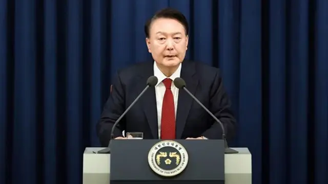 Presiden Korea Selatan Yoon Suk Yeol saat mengumumkan status darurat militer pada Selasa (3/12/2024) malam.