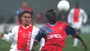 Samuel Kuffour merupakan salah satu bek terbaik sekaligus pencetak gol termuda (18 tahun 60 hari) di Bayern Munchen. Rekor tersebut tercipta saat laga debutnya di Liga Champions pada 1994 silam. Saat ini, Kuffor telah pensiun dan aktif di manajeman salah satu klub Senegal dan Timnas Ghana. (AFP/ANP)