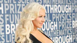 Penyanyi Christina Aguilera berpose saat menghadiri Breakthrough Prize Ceremony 2016 di California, Amerika Serikat, Minggu (8/11/2015).  Penyanyi 34 tahun ini mengenakan gaun hitam dengan memperlihatkan belahan dada.  (AFP/ Kimberly Putih)