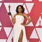 Regina King meraih Piala Oscar 2019 untuk Aktris Pendukung Terbaik. (Photo by Jordan Strauss/Invision/AP)