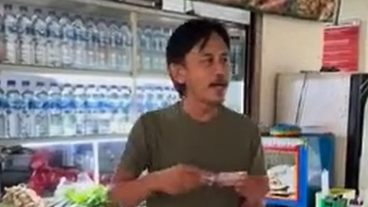 Potret Epy Kusnandar yang sedang berjualan (Instagram/karinaranau9 dan Instagram/epy_kusnandar_official)