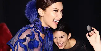 Bella Hadid mengunggah foto telanjang dada bersama dengan Kendall Jenner. (instagram/gigihadid)