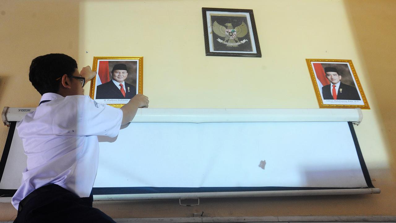 Murid sekolah pasang foto Presiden Prabowo di ruang kelas