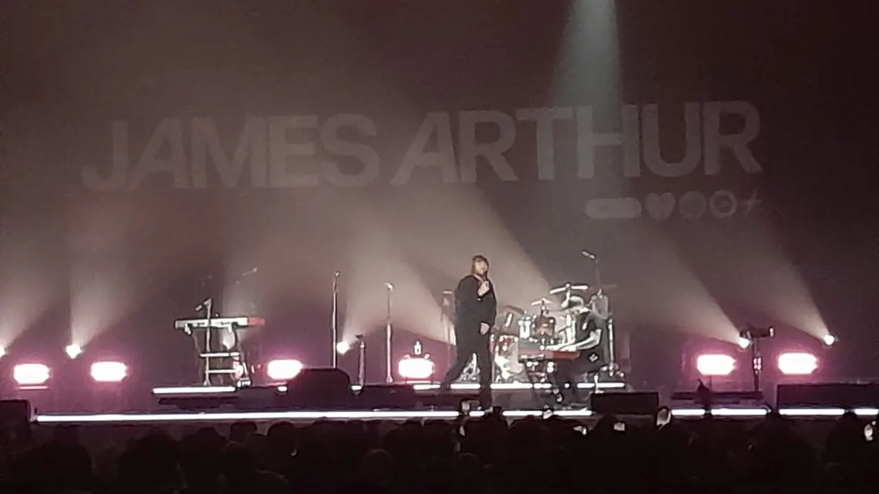 James Arthur Duet Bareng Penggemar di Atas Panggung Lewat Lagu Just Us, Riuh Tepuk Tangan Penonton