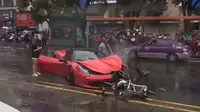 Ferrari 458 Italia sewaan yang dikendari seorang wanita mengalami kecelakan. (Carscoops)