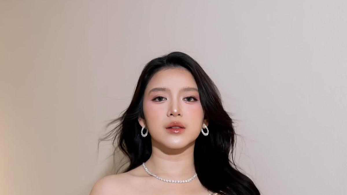 Tiara Andini Manggung di Acara Pernikahan, Tampil Bak Barbie dengan Gaun Bling-Bling dan Selendang Bulu