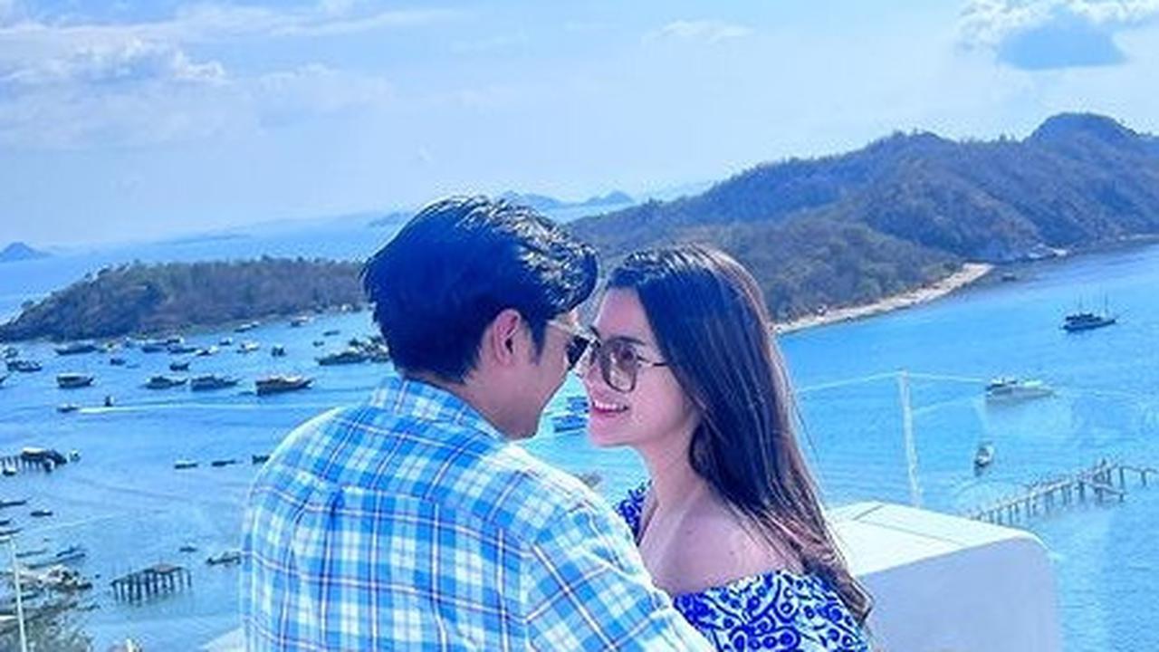 Sebelumnya, Feli dan Hito sempat melakukan pemotretan di sebuah resort. Penginapan yang menyediakan restoran layaknya di Santorini ini didominasi dengan cat tembok berwarna putih bersih.