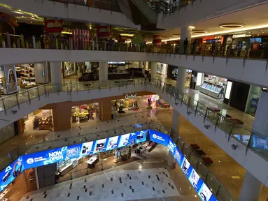 Suasana mal atau pusat perbelanjaan Grand Indonesia di Jakarta, Kamis (17/9/2020). Pada masa PSBB jilid dua atau pengetatan yang mulai diterapkan pada 14 September 2020 kemarin, Mal tetap diizinkan beroperasi dengan kapasitas wajib maksimal 50 persen dari kapasitas. (merdeka.com/Imam Buhori)