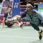 Pebulu tangkis ganda putra Indonesia, Muhammad Rian Ardianto (kanan) berusaha membalikkan shuttlekok dari pasangan China dalam babak final Malaysia Open 2023 di Axiata Arena, Kuala Lumpur, Minggu (15/1/2023). Fajar/Rian pun berhasil menang dan meraih titel juara Malaysia Open 2023 dengan kemenangan 21-18, 18-21, 21-13. (AP Photo/Kien Huo)