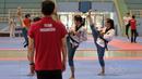 Aksi Tim putri Taekwondo Indonesia yang ikut kategori Poomsae berlatih gerakan dasar dipandu pelatih asal Korea di GOR Popki, Cibubur (13/7/2017). (Bola.com/Nicklas Hanoatubun)