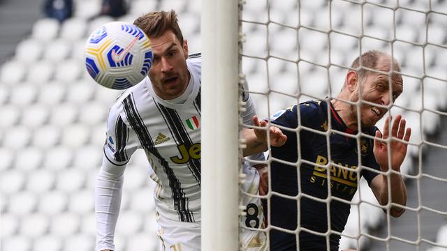 FOTO: Diwarnai Aksi Cristiano Ronaldo Lempar Jersey usai Laga, Juventus Menang 3-1 atas Genoa - Aaron Ramsey; Andrea Masiello