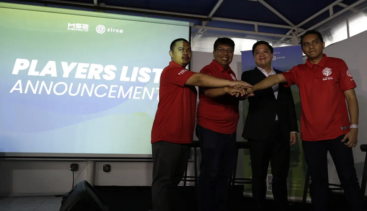 Narasumber foto bersama usai konferensi pers Turnamen U-20 International Cup 2019 di Wisma Aldiron, Jakarta, Kamis (21/11). Kompetisi ini direncanakan akan berlangsung pada 1-7 Desember 2019. (Bola.com/Yoppy Renato)