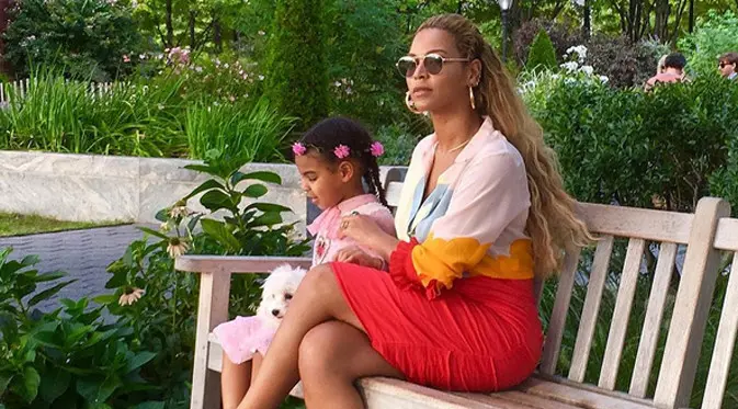 Beyonce, belum lama ini telah melahirkan anak kembarnya yang diberi nama Sir Carter dan Rumi. Antusias dan kebahagiaan ternyata tak hanya dirasakan oleh ibu tiga anak ini dan Jay Z, suaminya. (Instagram/beyonce)
