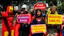 Sejumlah massa mengenakan baju superhero melakukan aksi berjalan dari Patung Kuda menuju gedung Mahkamah Konstitusi (MK), Jakarta Pusat, Selasa (18/6/2019). Dalam aksinya mereka menyerukan perdamaian. (Liputan6.com/Johan Tallo)