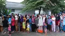 Antrean sejumlah warga untuk membeli paket sembako murah yang diadakan Indosiar di Joglo, Jakarta, Senin (13/6). Paket berisikan 5 kg beras, 2 liter minyak goreng, 1 kg gula pasir dan 1 kg tepung terigu dijual Rp 30 ribu‎. (Liputan6.com/Angga Yuniar)