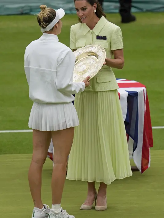 Marketa Vondrousova dari Republik Ceko diberikan trofi oleh Kate, Princess of Wales setelah mengalahkan Ons Jabeur dari Tunisia untuk memenangkan final tunggal putri pada hari ketiga belas kejuaraan tenis Wimbledon di London, Sabtu, 15 Juli 2023. (AP Photo/ Kirsty Wigglesworth)