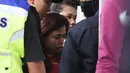 Aparat kepolisian mengawal ketat Siti Aisyah (25), WNI tersangka pembunuhan Kim Jong-nam di Pengadilan Sepang, Malaysia, Rabu (1/3). Siti Aisyah bersama Doan Thi Huong asal Vietnam tiba di pengadilan untuk mendengarkan dakwaan. (Mohd RASFAN/AFP)