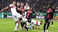 Pemain Bayer Leverkusen, Piero Hincapie, berusaha mengadang tendangan pemain Stuttgart, Waldemar Anton pada laga perempat final DFB Pokal di Stadion di BayArena, Rabu (7/2/2024). (AP Photo/Martin Meissner)