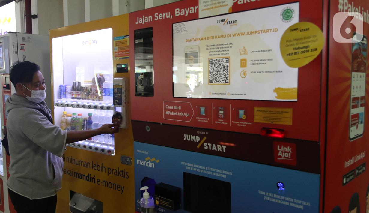 Konsumen bertransaksi dengan uang elektronik di Jakarta, Rabu (2/12/2020). Saat ini frekuensi transaksi mandiri e-money telah menembus 650 juta transaksi dengan nilai yang mencapai Rp10 triliun pada Januari-September 2020 lalu. (Liputan6.com/Angga Yuniar)