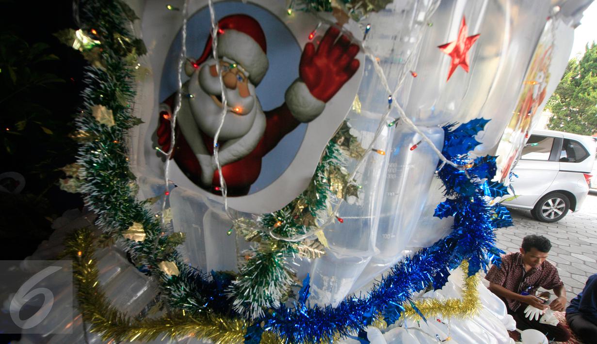 Ratusan Limbah Medis Disulap Jadi Pohon  Natal  Foto 