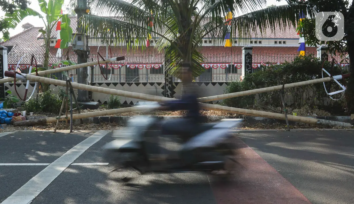 Panjang pinang menjadi salah satu permainan di hari Kemerdekaan setiap tanggal 17 Agustus yang mampu menarik perhatian banyak orang. (Liputan6.com/Herman Zakharia)