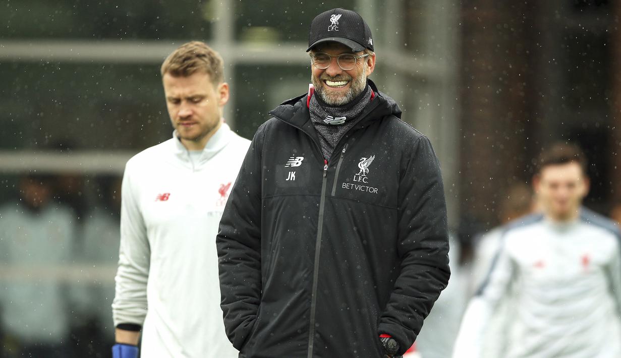 Pelatih Liverpool, Jurgen Klopp, tersenyum saat melakukan latihan jelang laga Liga Champions di Liverpool, Selasa (16/4). Liverpool akan berhadapan dengan FC Porto. (AP/Nigel French)